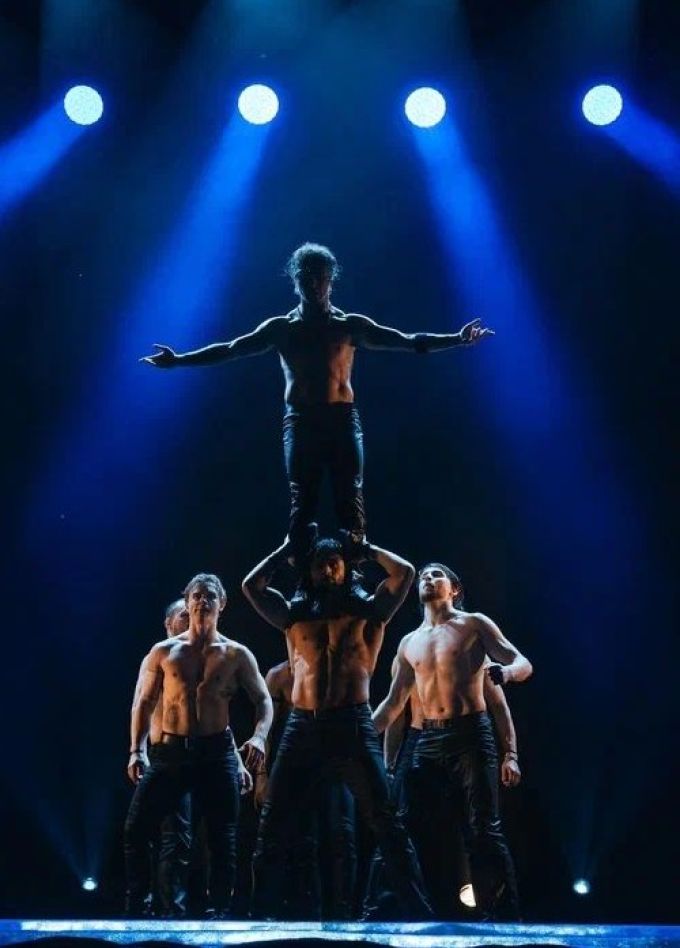 Шоу «Рубашки-долой»